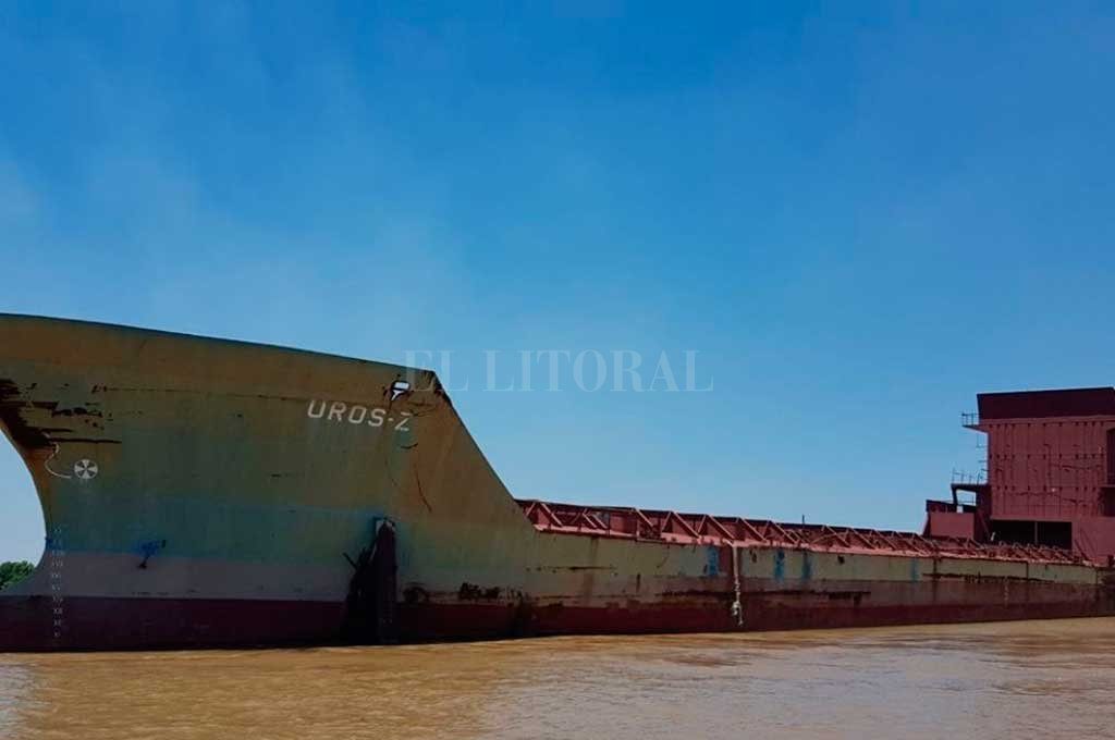 Танкер Uros-Z, длина - 107 метров, ширина - 14.5 метров