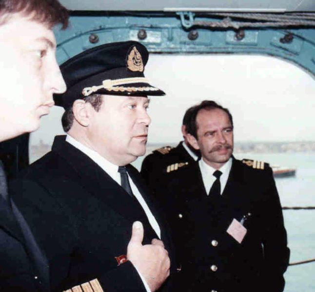 Слева направо: офицер действующего резерва Сергей Рубацкий, капитан Виталий Гришин, заместитель руководителя группы "Безопасность" Борис Савков