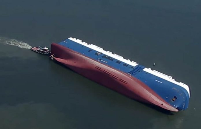 Возле берегов США перевернулось ro-ro судно Golden Ray (флаг - Маршалловы острова). Как сообщают местные СМИ, инцидент произошел в проливе Сент-Саймонс у побережья Джорджии на траверзе Брансуика. Сигнал бедствия Береговой охране поступил в два ночи в воскресенье. Известно, что причина аварии связана с пожаром на судне, в результате чего оно накренилось и перевернулось. На борту находилось 23 члена экипажа и лоцман. Береговой охране удалось спасти 20 человек, 4 считаются пропавшими без вести. В настоящее время ведется поиск пропавших без вести. Причины происшествия устанавливаются.