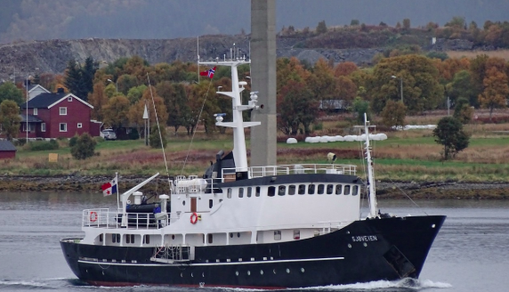Arctic tours ship SJOVEIEN disabled, under tow in Svalbard waters