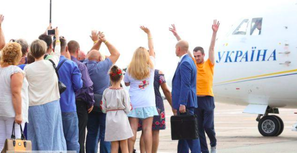 Captured sailors returned to Ukraine