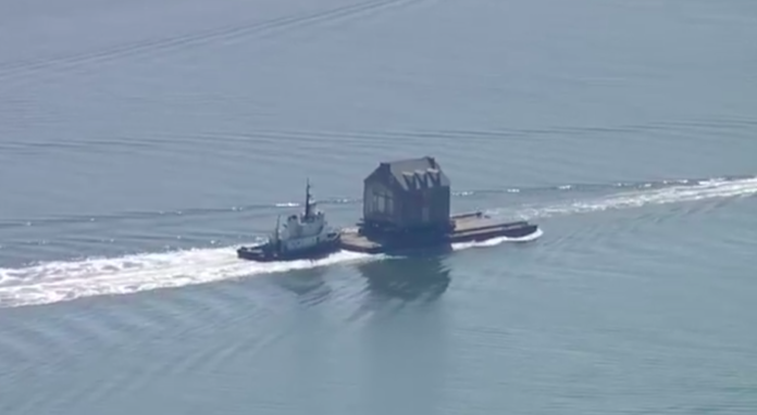 In the USA, a rare house, which is more than 250 years old, was transported on a barge