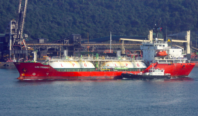 LPG tanker leaking inflammable gas, risk of explosion, China